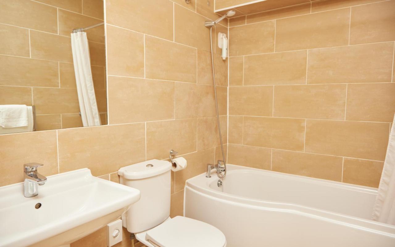 The Bell Hotel Woburn By Greene King Inns エクステリア 写真